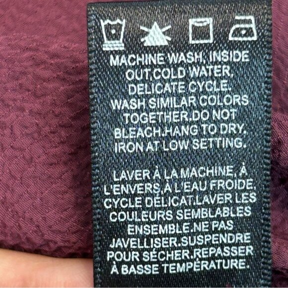 RW&CO Maroon Burgundy pleated Twisted-Mockneck peephole Blouse long sleeve Sz M - Picture 8 of 11